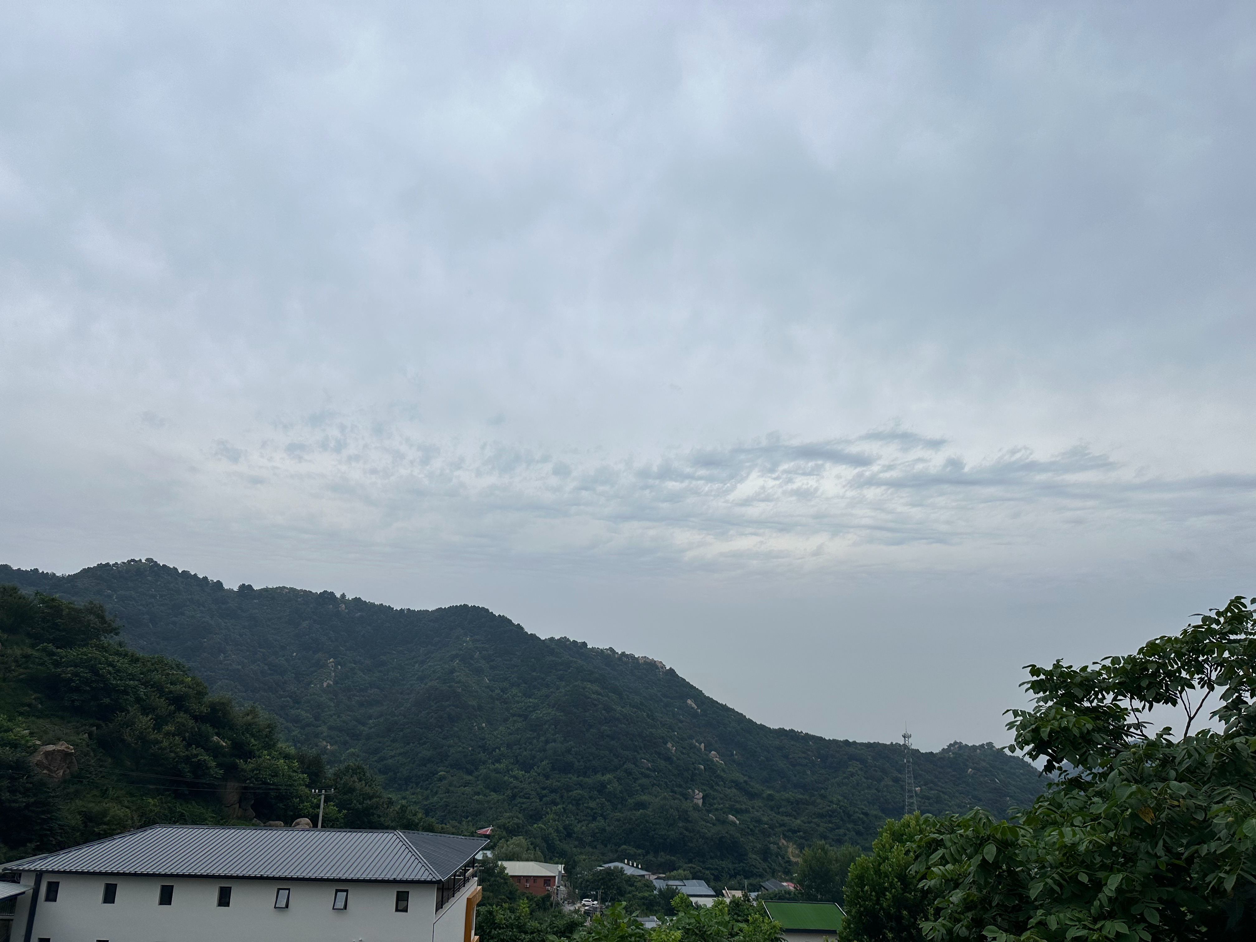 有点阴天，很适合登山，从山脚到山顶，是从「看山是山「到「看山还是山」的旅程，但心