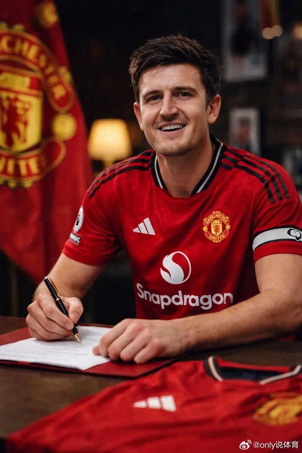 曼联官方今日宣布，球队与马奎尔续约一年。马奎尔现年33岁，目前身价1000万欧，