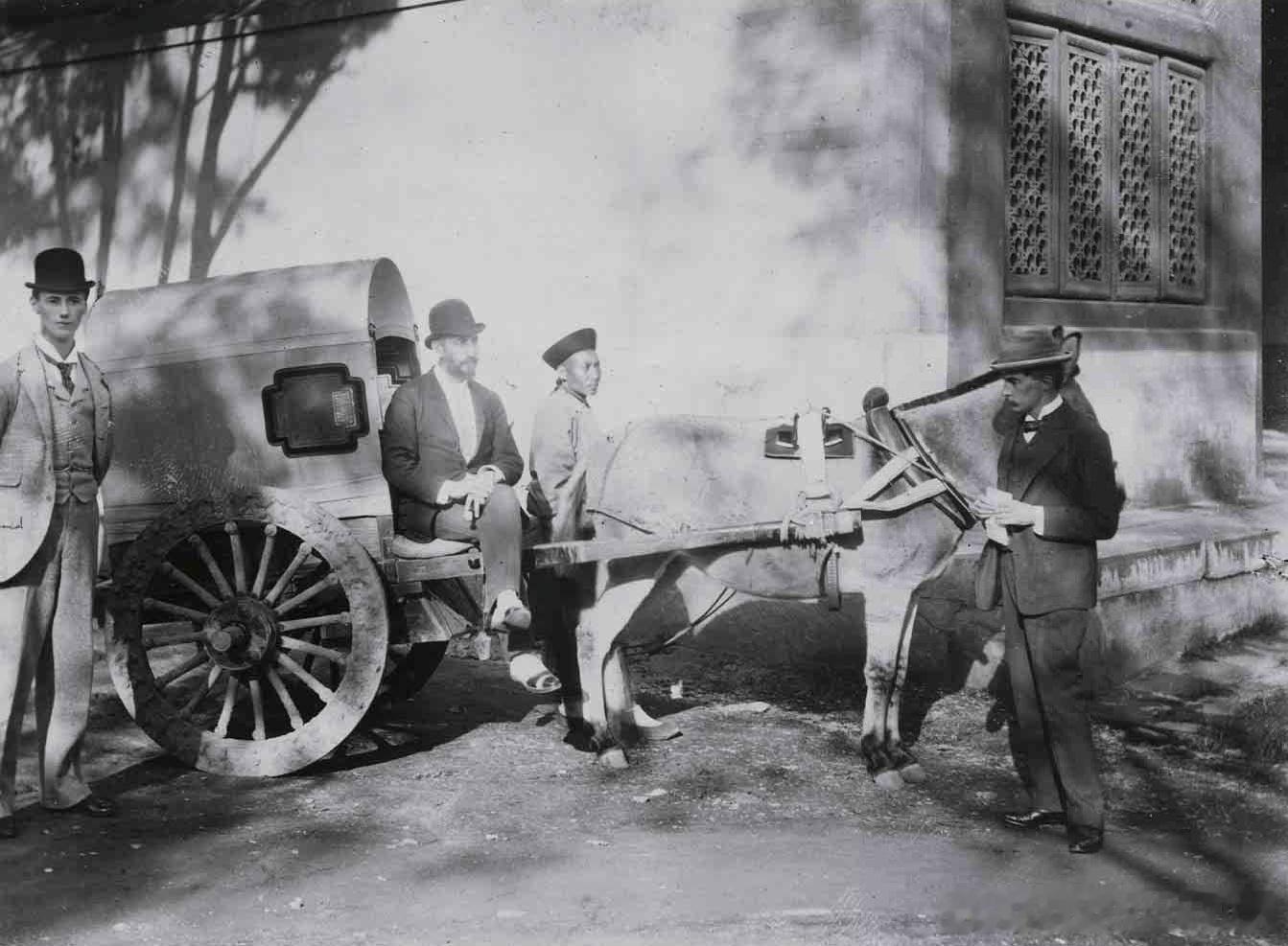 1894年北京英国公使馆的礼仪马车，左起为英国女王派驻中国的全权领事Campbe
