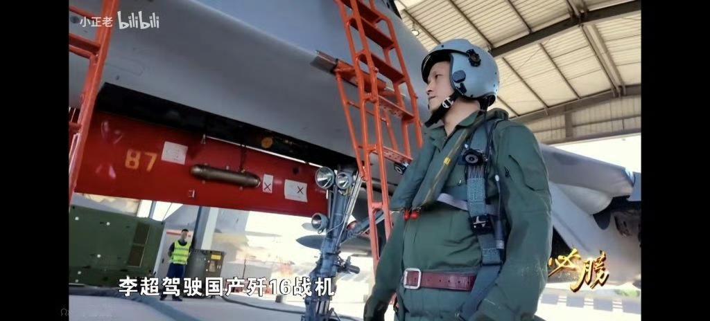 一架歼16同时锁定两架F35，东海上空强势驱离隐身敌机！一颗“石榴”就能砸坠你两