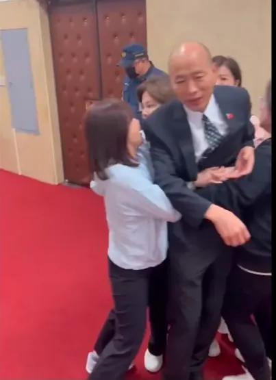 韩院长这小蛮腰不行呀，被绿营女立委一抱就受伤了。[灵光一闪][灵光一闪][灵光一