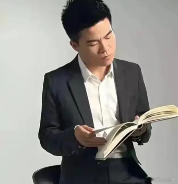 一次，易中天打趣俞敏洪：都说你给的平台成就了董宇辉，现在他走了，怎么就没见着第二