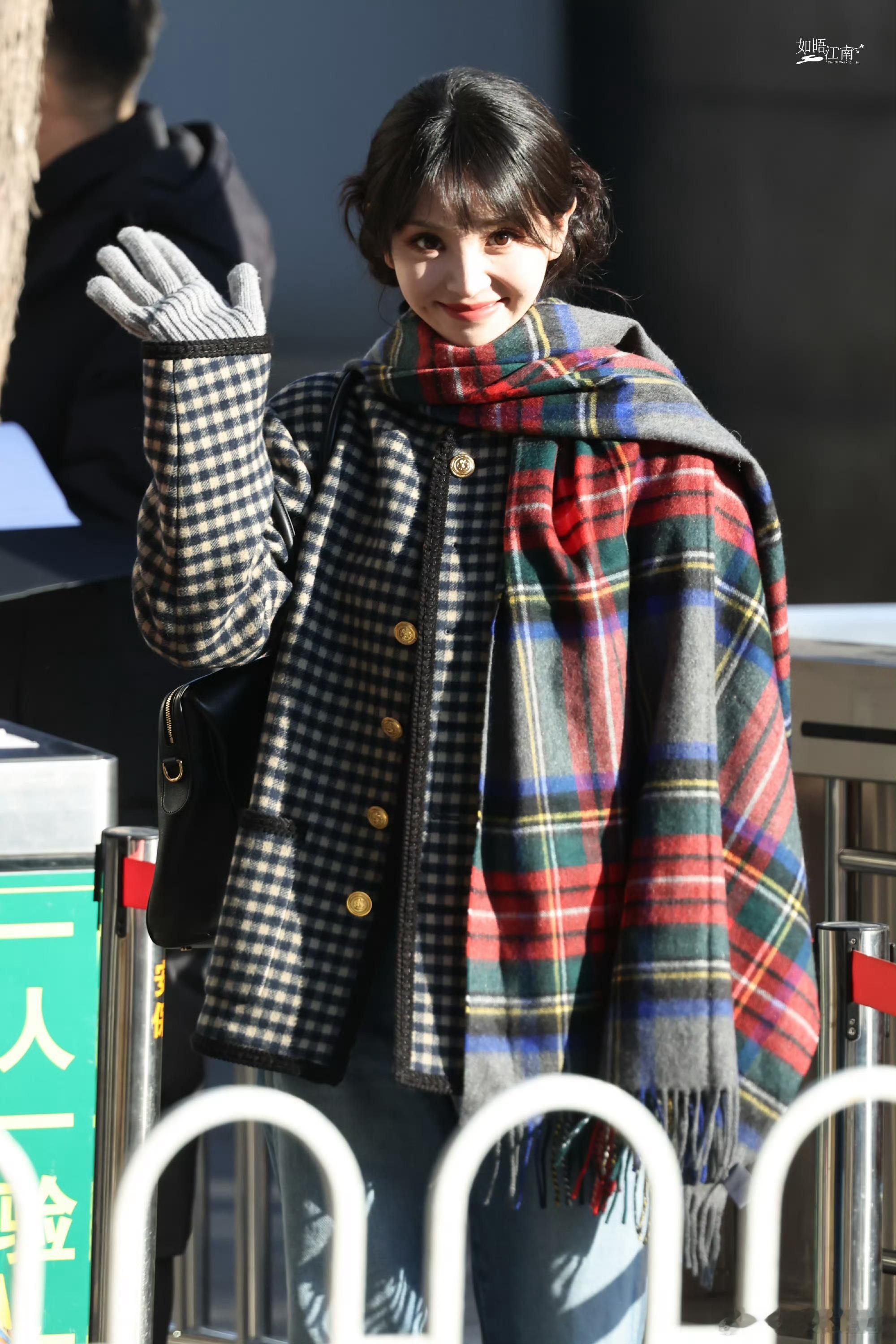 田曦薇好明媚呀田曦薇小香风盘发造型田曦薇春晚第四次联排路透