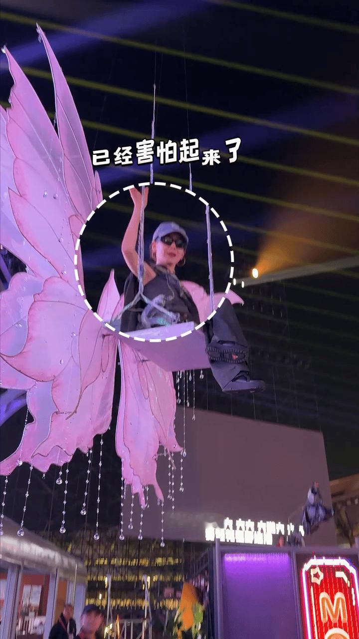 终于知道戚薇在胆战心惊什么了 戚薇的舞台风格一直都很独特，但是今天的挑战似乎更上