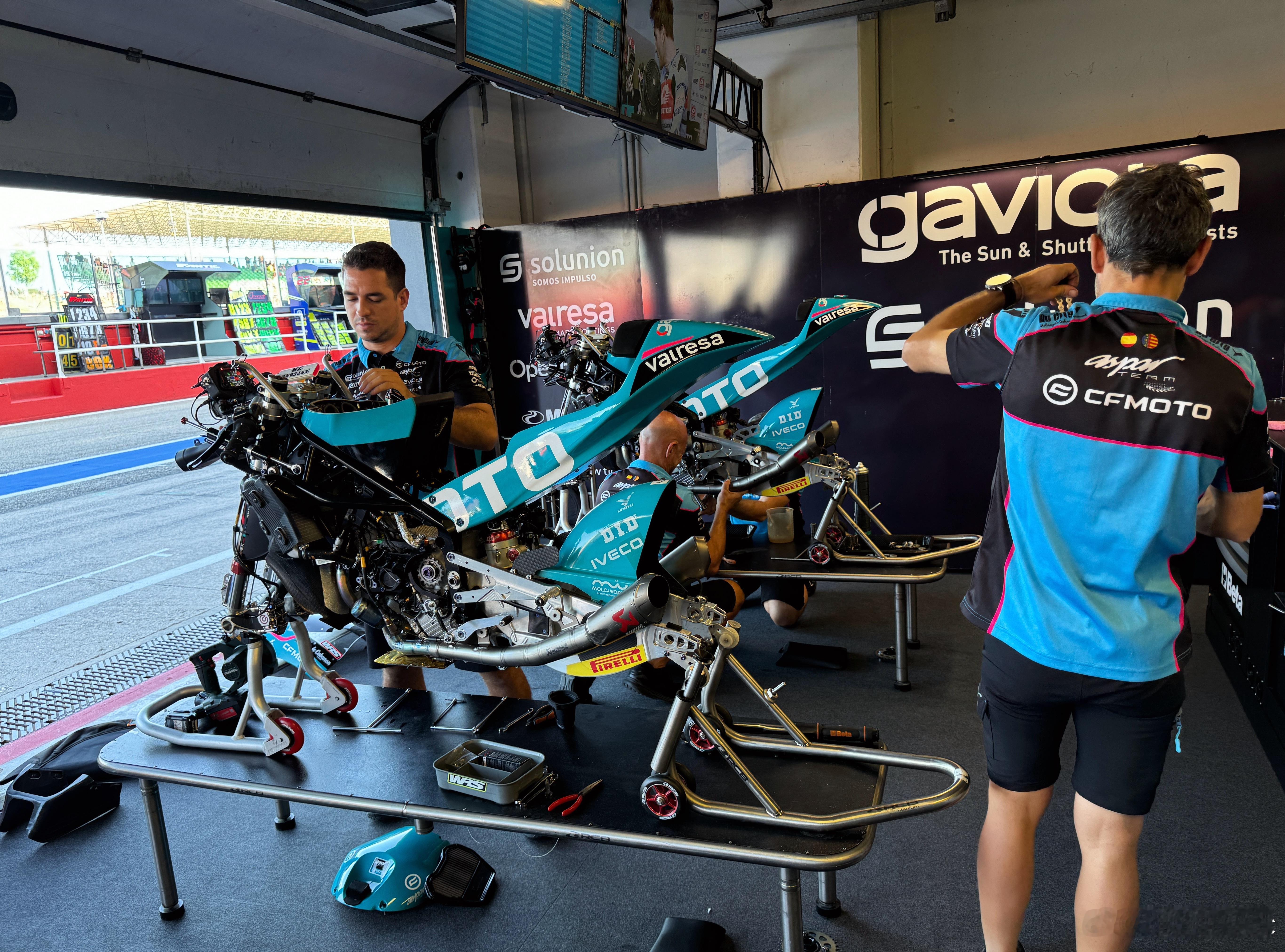 聊会天回头moto3已经拆空了…大卫阿隆索真人真的很轻量化啊[喵喵]  ​​​