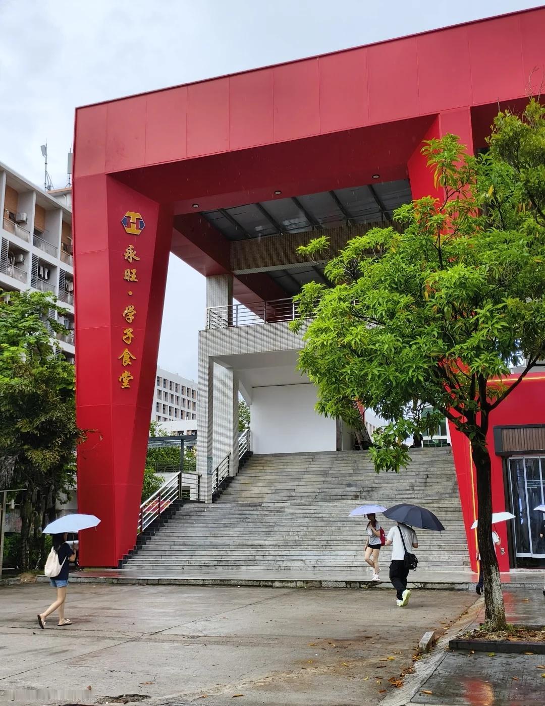 食苑焕新 文趣满堂
河职院新食堂在外观上，食堂的主色调由原来的橙色改为了红色，不