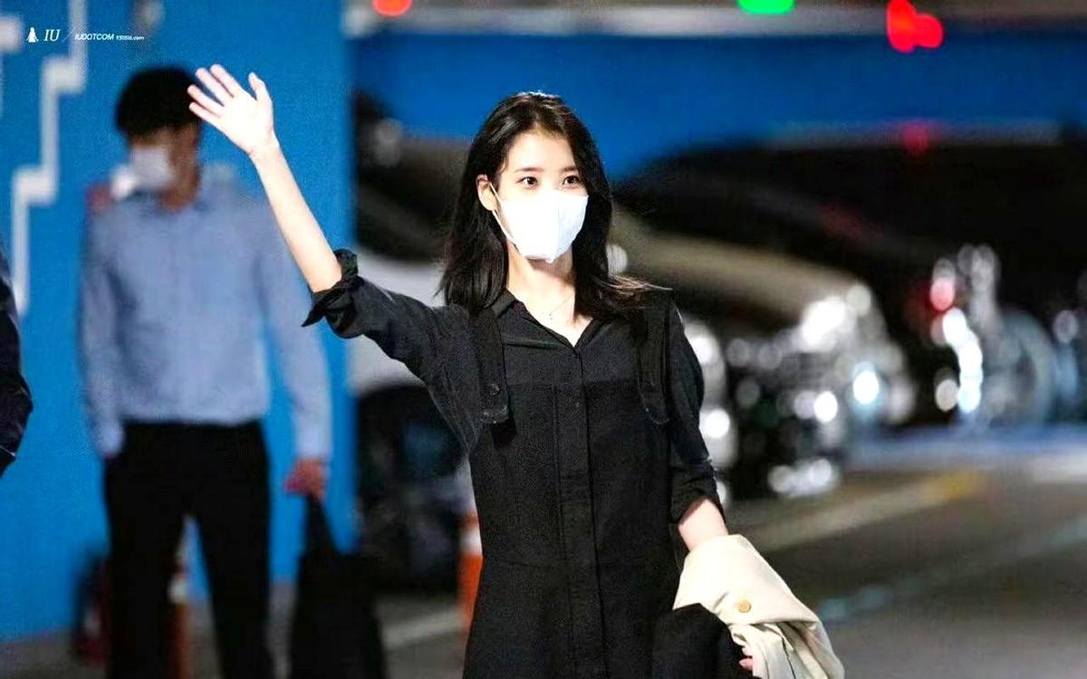 IU的私服穿搭，和她演的电影一样封神。

电影《Broker》直接入围了第75届