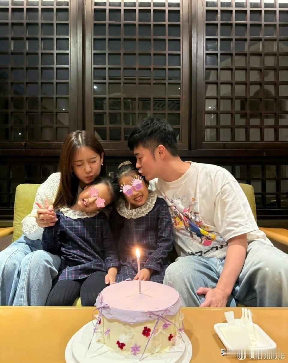 陈赫有点让我看不懂
不是他给老婆打码，也不是给孩子打码，而是他为什么这国庆节出游
