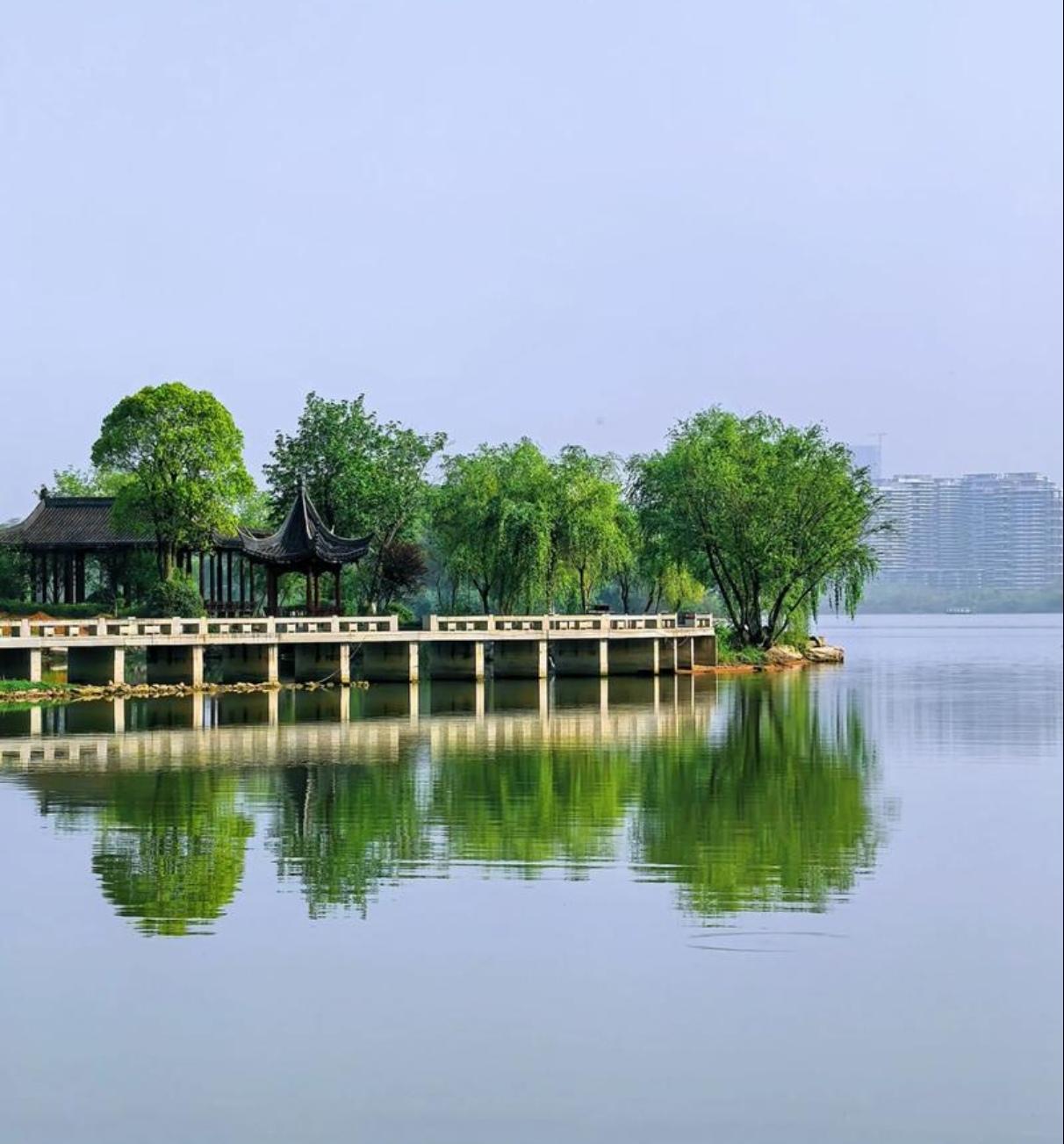 八百里洞庭横亘湘北，水势苍茫衔远山、吞长江。烟波万顷澄澈辽远，碧波接天际，云水共