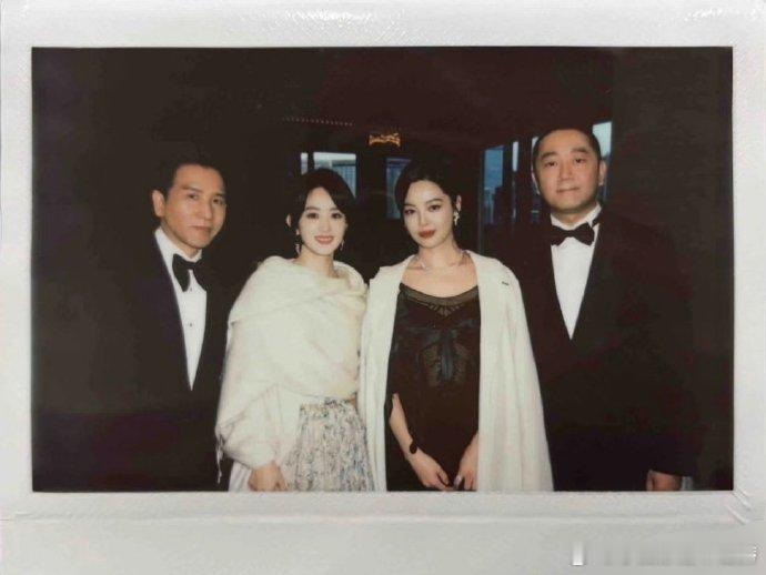 辛芷蕾赵丽颖豪门冷艳姐姐和天才温柔妹妹，感觉这张照片几年后拿出来都可以算经典 