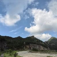 今天依然延续昨天的高温，气温仍旧是35℃，太阳依旧是那么热情似火🔥，我不禁感慨