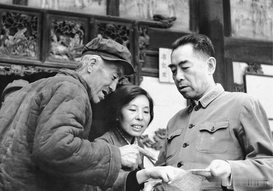 这张照片记录的是1961年周恩来总理在河北省邯郸市武安县伯延人民公社调研时，与社