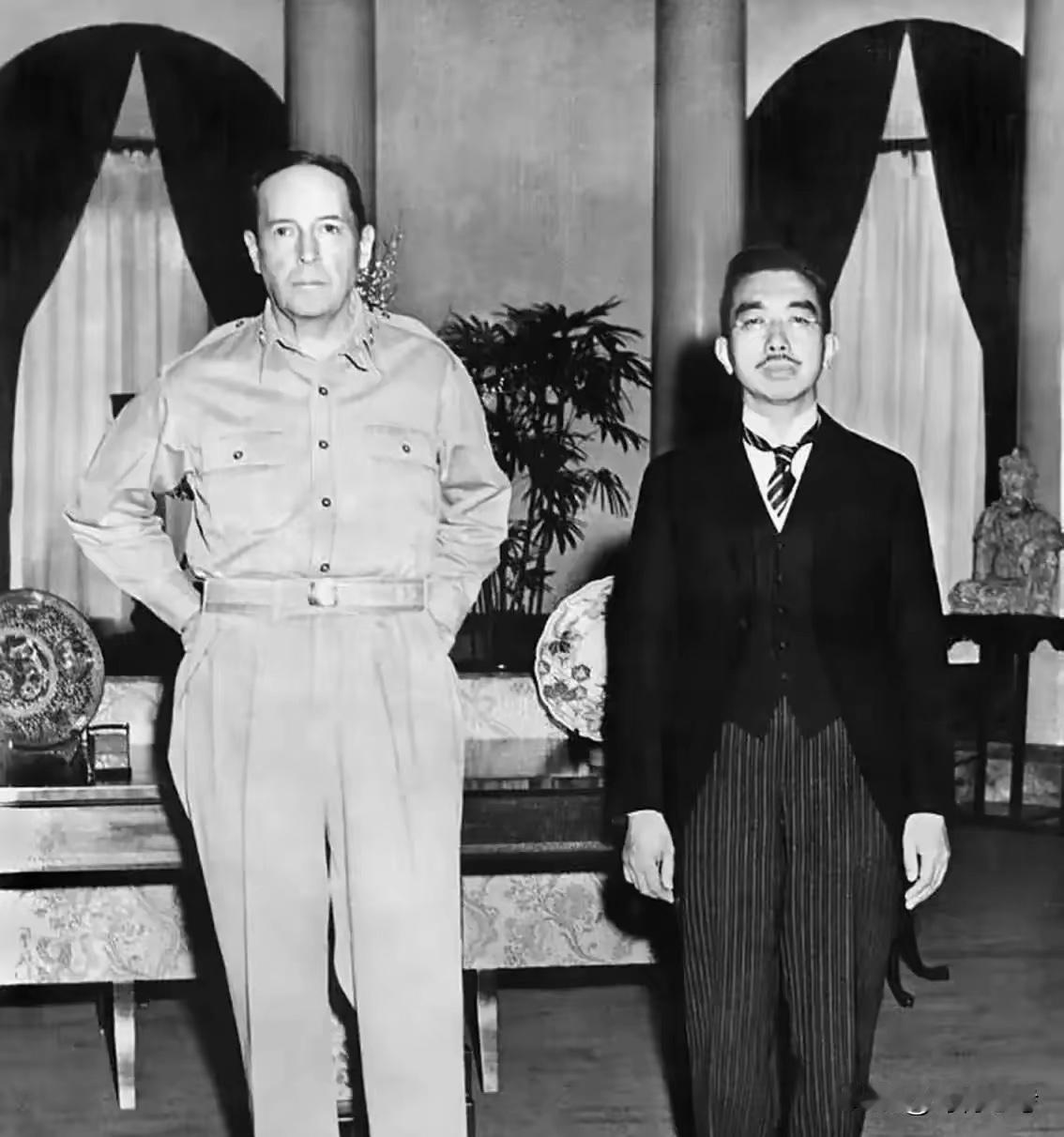1945年，麦克阿瑟和日本天皇的合影，麦帅双手插兜，腰杆很直，对方得老老实实站着