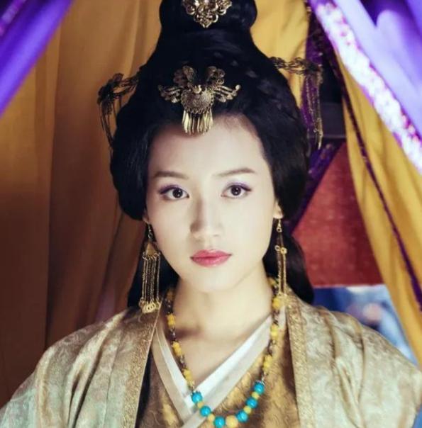1627年的某一天，明朝宫中总管太监陈德润借口奏事，溜进了一位守寡皇后的内室。这