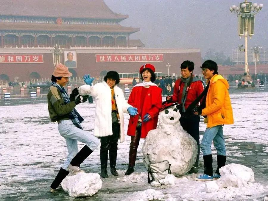 你知道吗？1980年代，年轻人可以在天安门广场上堆雪人……