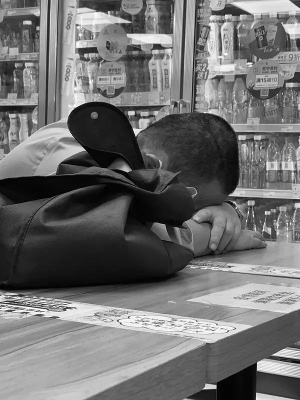 真的累啊，现在的我们，累得说不出口。在外得坚强体面，在家得包容顾家，心里压得喘不