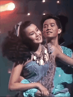 靓仔靓女舞动的青春，劲歌热舞好养眼，三十五年前的镜头，男主早已离去！你远记得他的