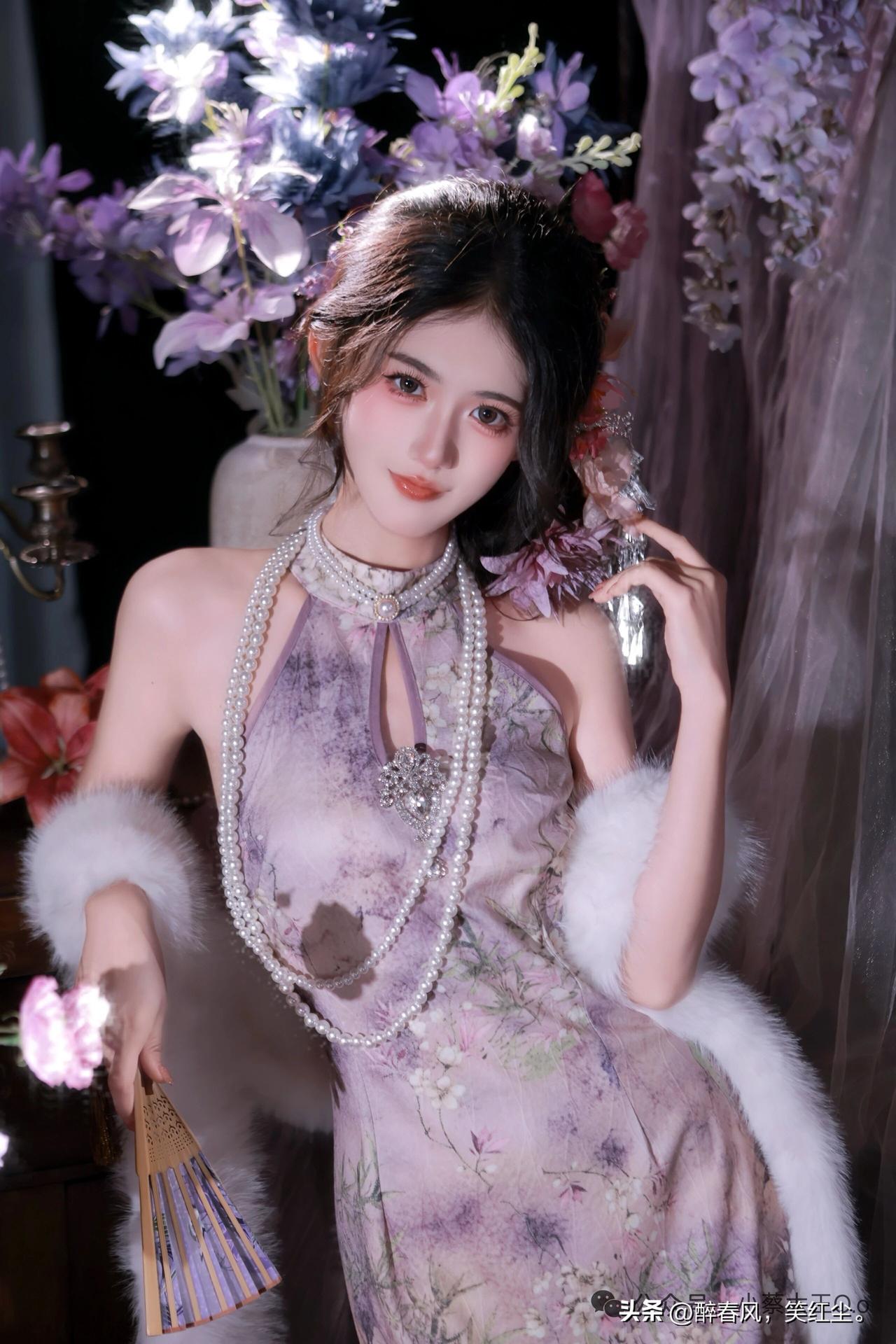 紫藤花下，时光轻缓。🌸
一袭紫色旗袍，勾勒出温婉的身姿；洁白的长毛绒披肩与串串