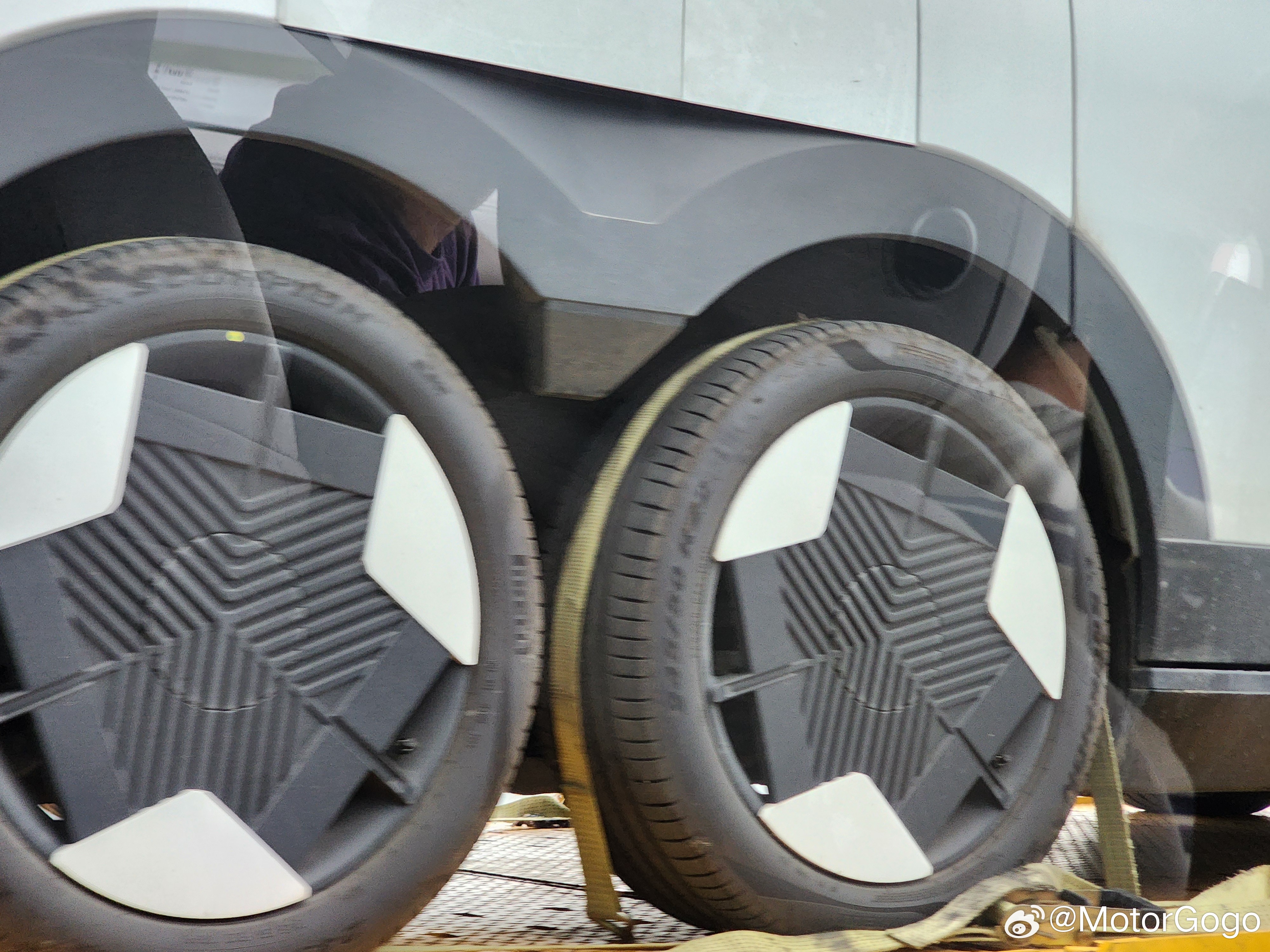 今天来拍一款车型，路上你猜我看到什么，太庞然大物了，一眼识别