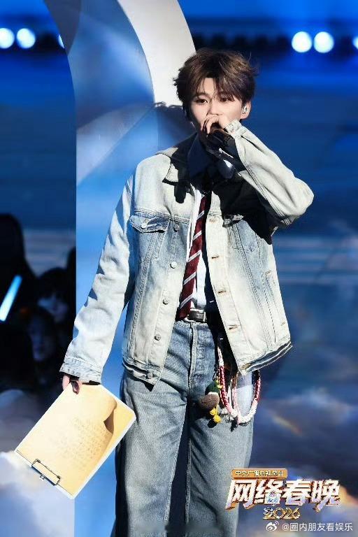 丁真 理塘rapper第一人 内娱最治愈舞台！丁真领衔唱《爱你，小孩》，清澈嗓音