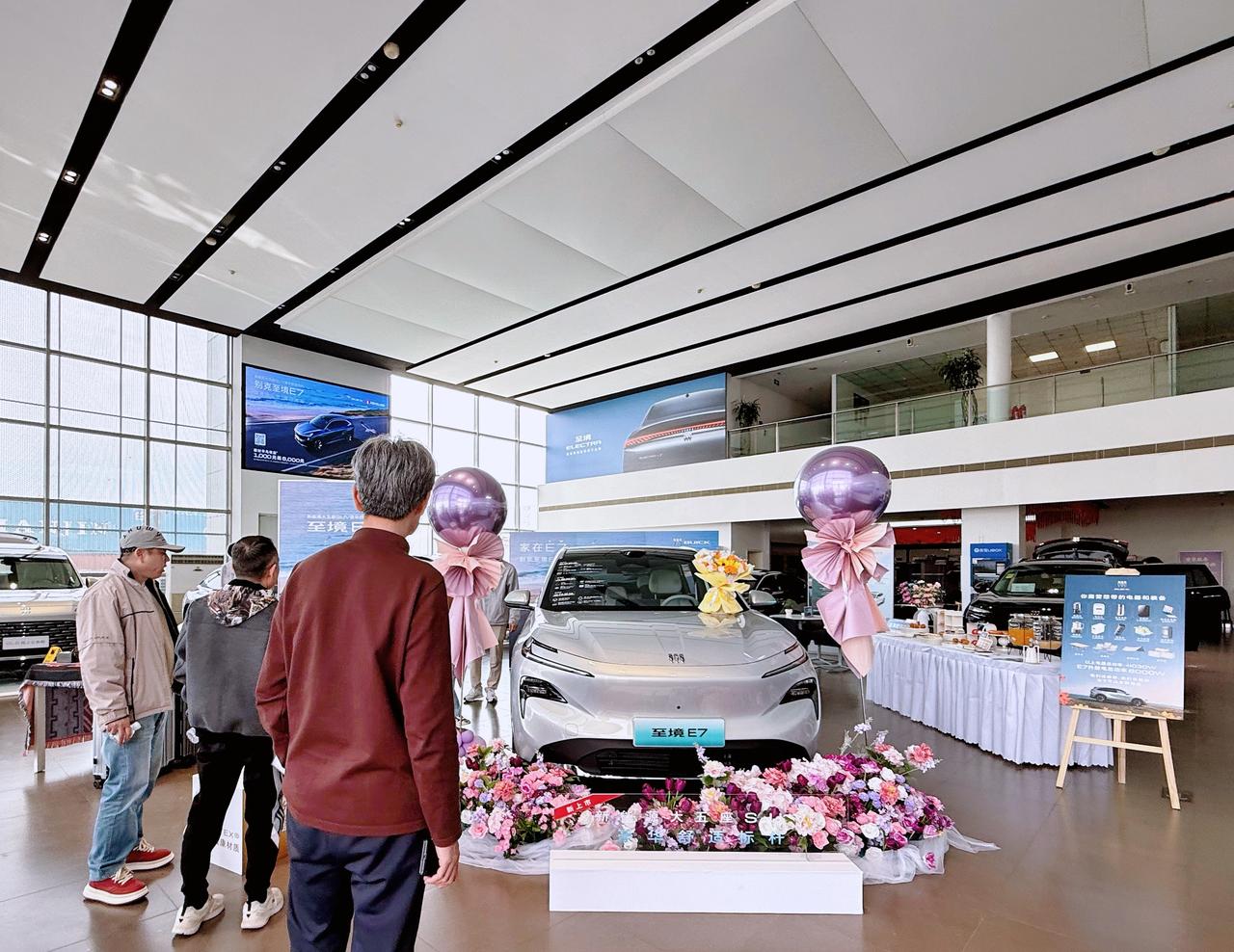 别克至境E7不愧是孩子的满分座舱，前后排都照顾得体贴入微。
很多家用SUV，只注