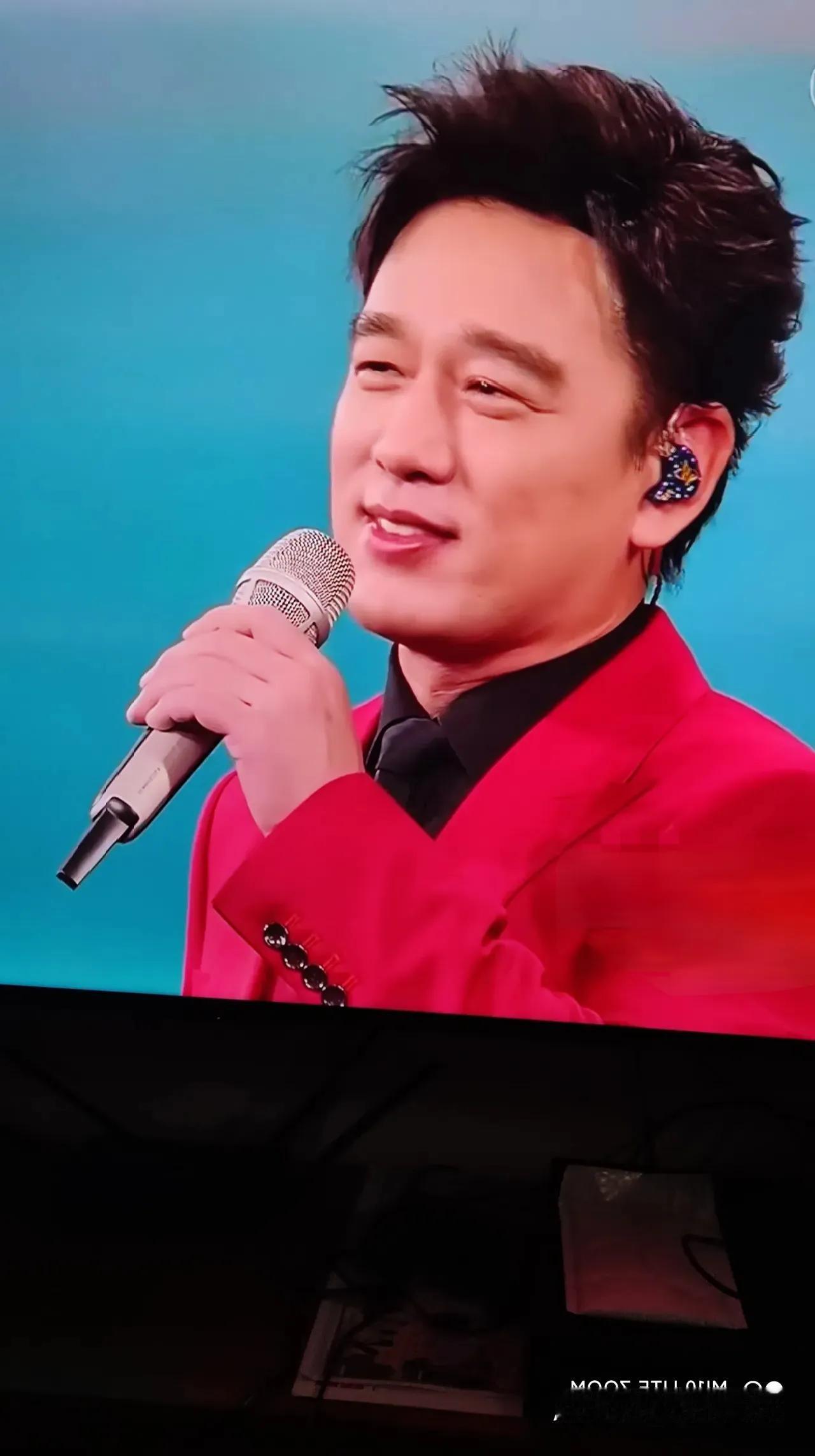 元宵晚会上，著名演员王耀庆的出现，让人眼前一亮！他歌唱了闽南歌曲《望春风》，原来