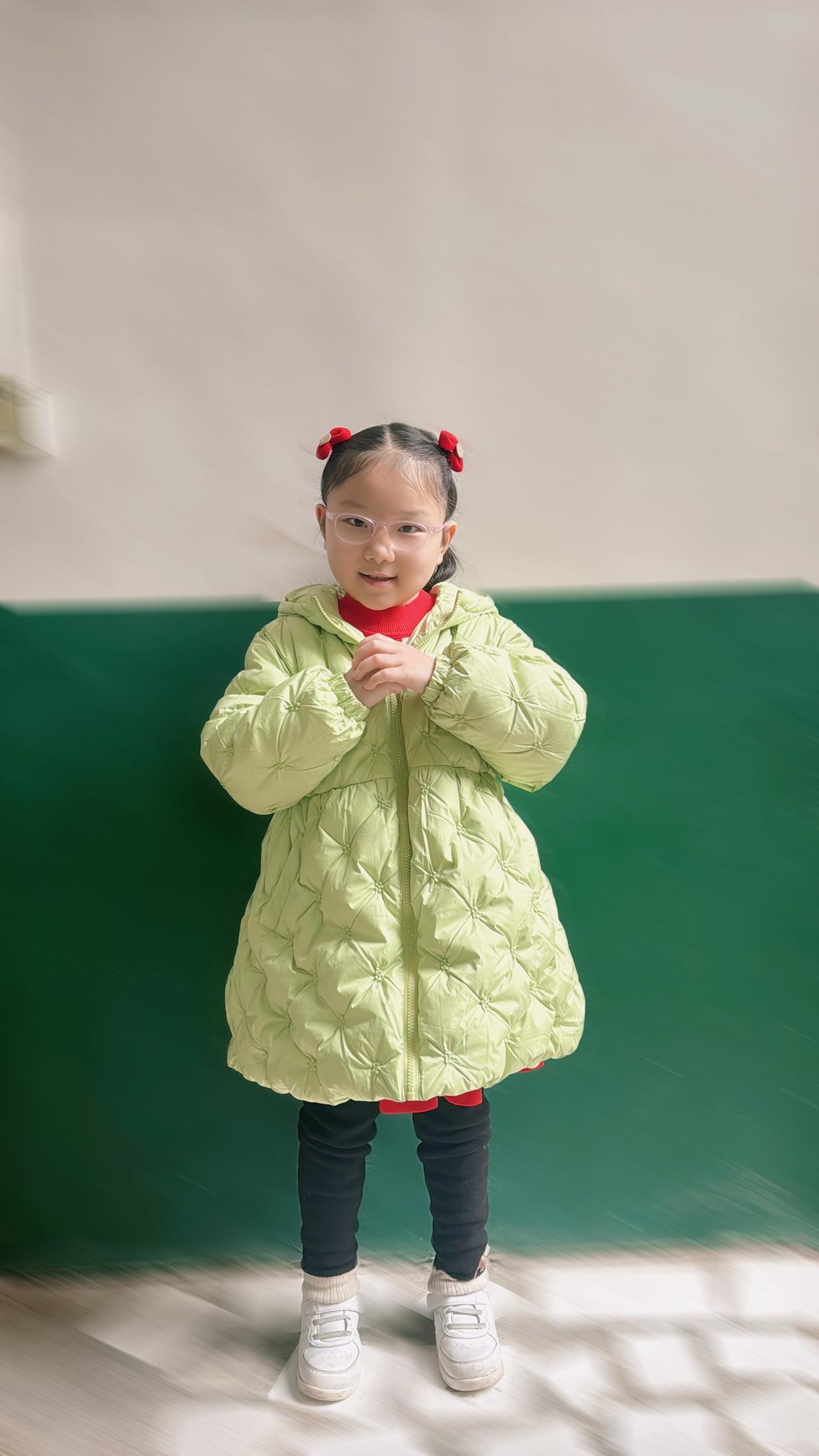 豆豆穿着自己搭配的羽绒服配棒棒裤来给大家拜年啦
初二啦，在这新春佳节
愿你收获的