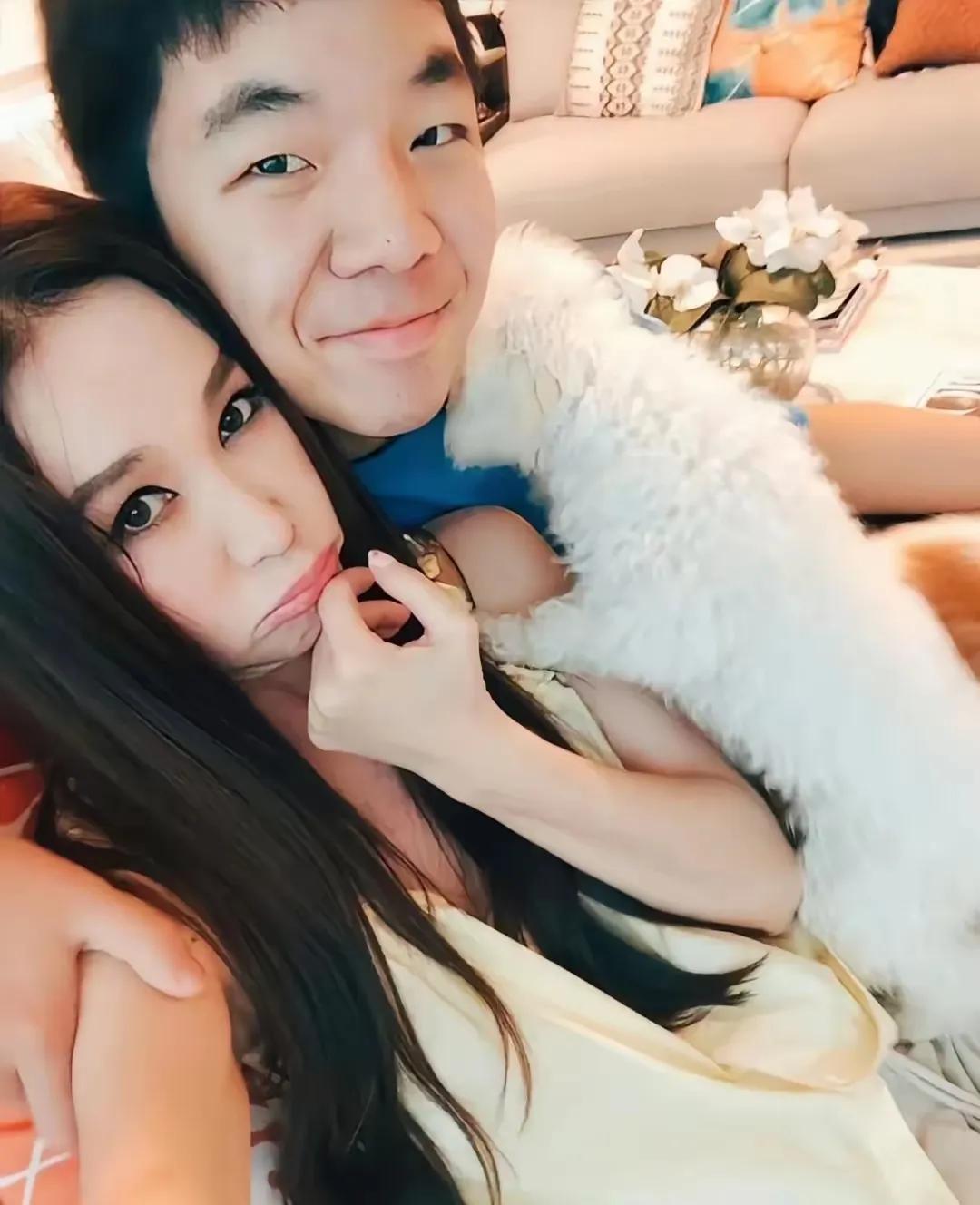 难怪温碧霞被网友骂。当妈妈当得没有一点分寸感。
虽然不是亲生儿子，是一个养子。但