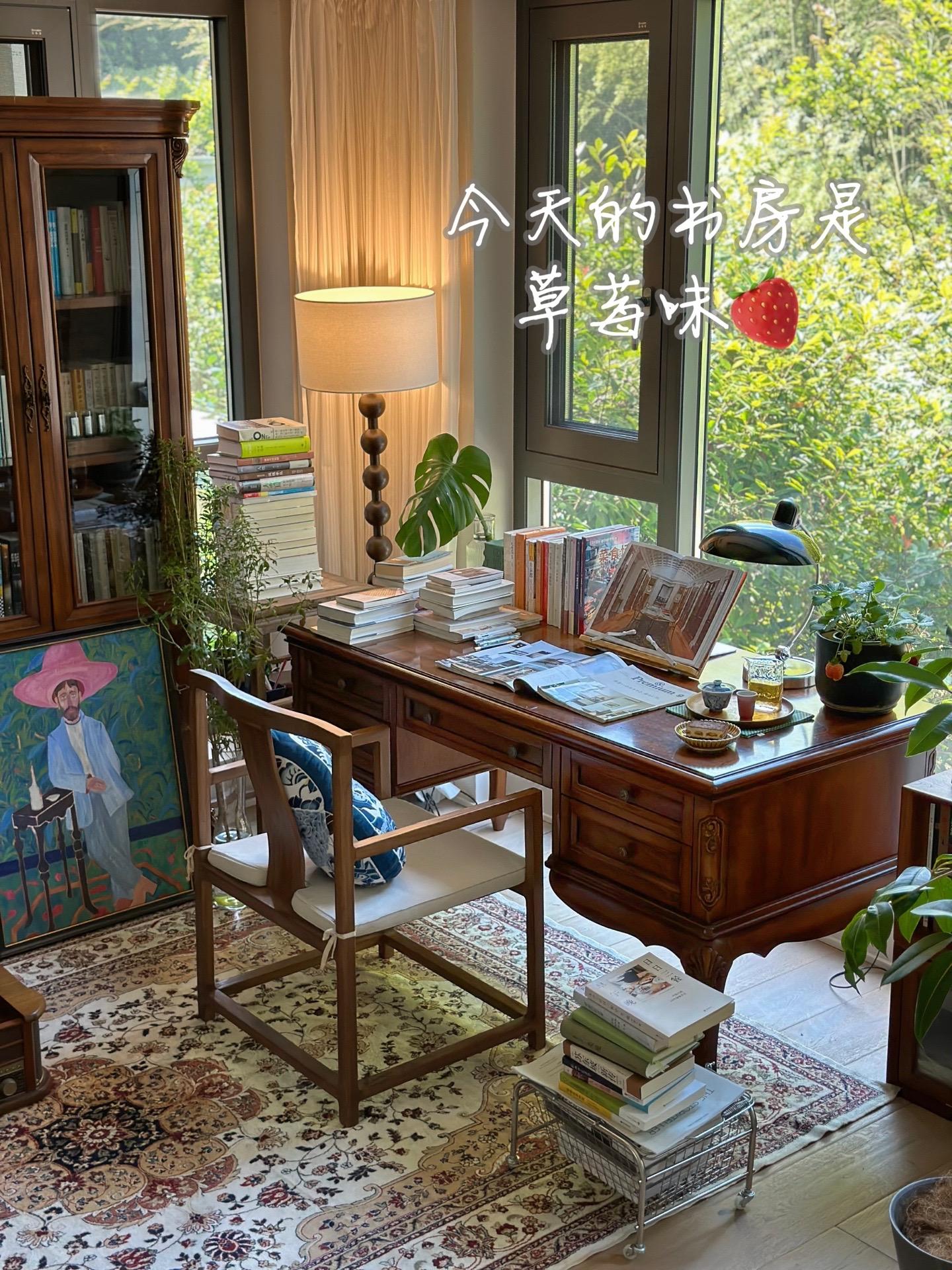 🍓今天的书桌是草莓味，莓烦恼😀
我的书房窗外是一片竹林🎋
春天的时候，只要天气好就会有村民来挖笋
正对我书桌的地方有一棵笋有冒头的迹象，村民都来挖了，不知道是不是因为这棵笋太过粗壮，围着它挖了一圈挖了一条沟，依旧没能把它挖出来。
接下来的几天就下雨了，这颗笋开始快速地长大，等天气再放睛的时候，它已经长成了一颗毛竹，就没有人再去挖了。
你看，只要长得快，就不会被吃掉💪
.
我种的草莓结了不少
希望我们都有好运，莓烦恼