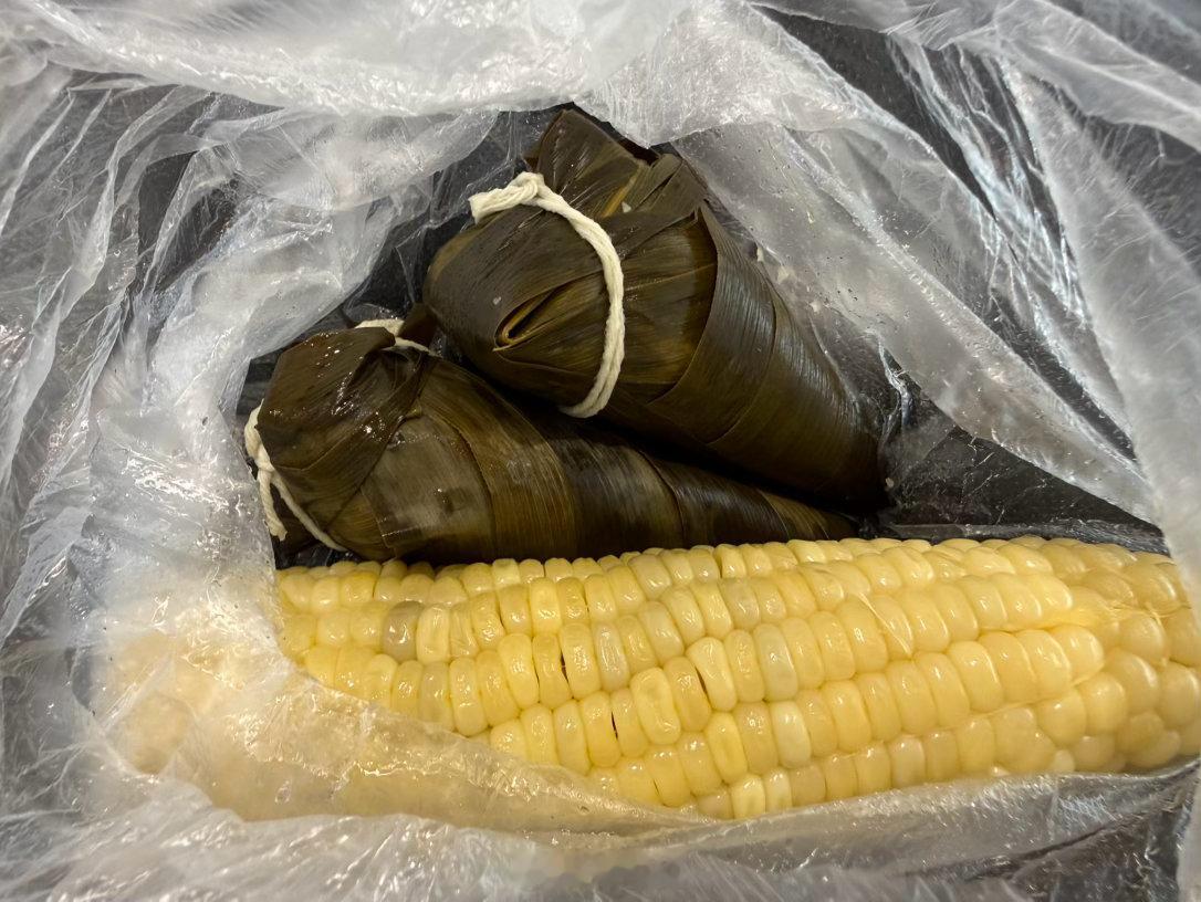 这是我妈塞我包里的热玉米和热粽子。怕我路上饿～吃得饱饱才出门，高铁也才3小时，根