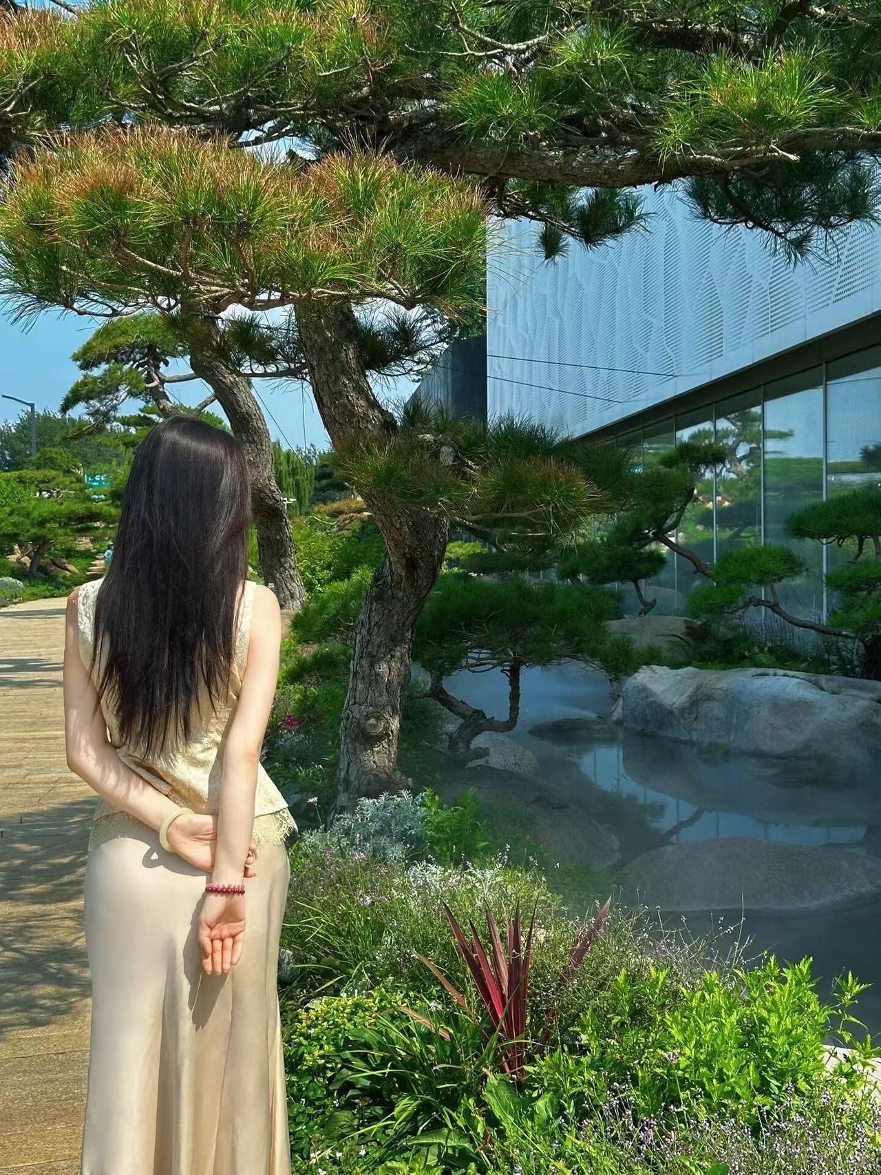 人一旦在磨难中所醒悟，
身边的人会逐渐减少。
不是你在刻意疏远谁，

是你没精力