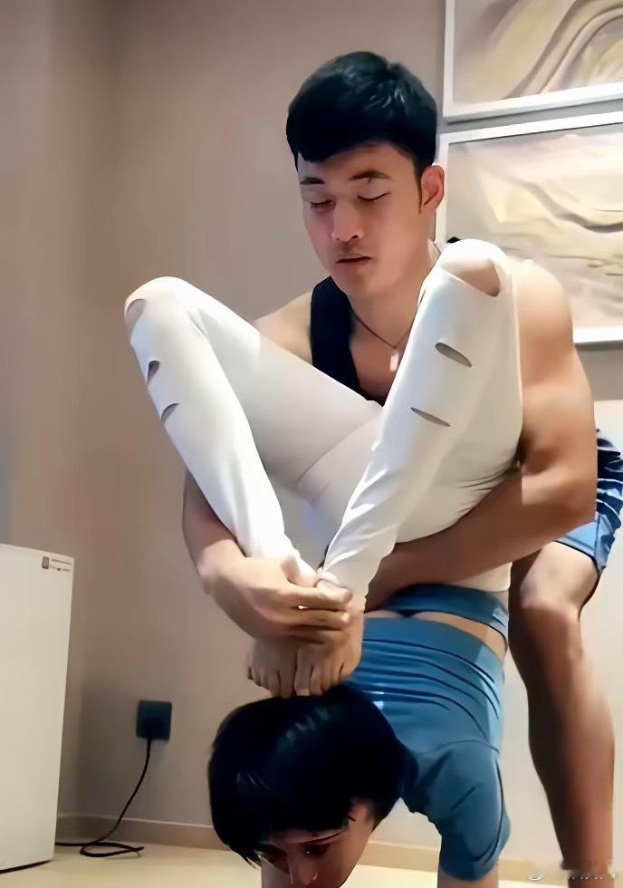 王子文找的私教也太尴尬了。。估计只有未婚的女性才敢找这样的私教吧 ​​​