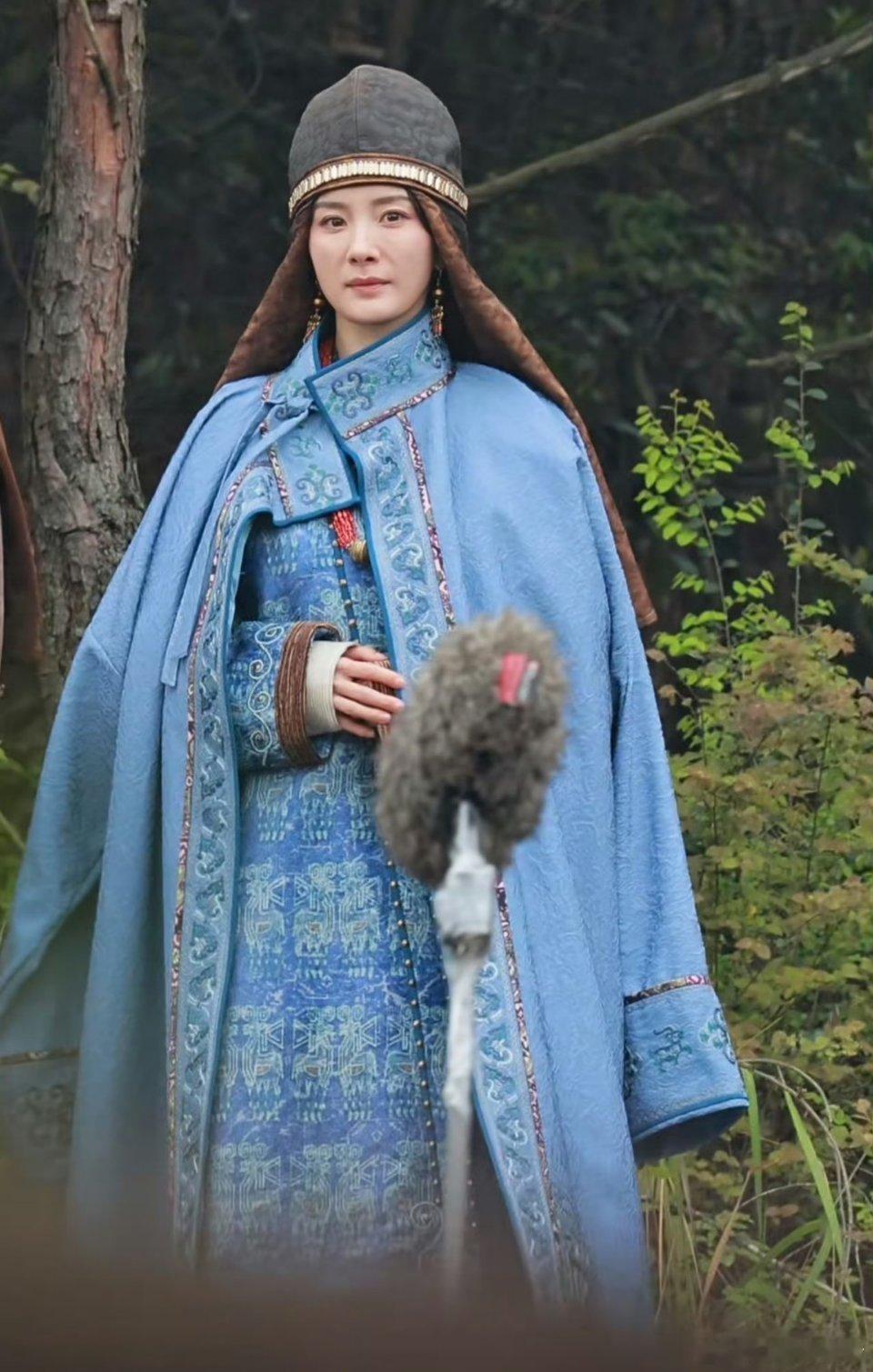 江山大同杨幂刘学义路透，这造型师确定不是路边捡来的吗，暴露了颜值的缺点啊，这比唐