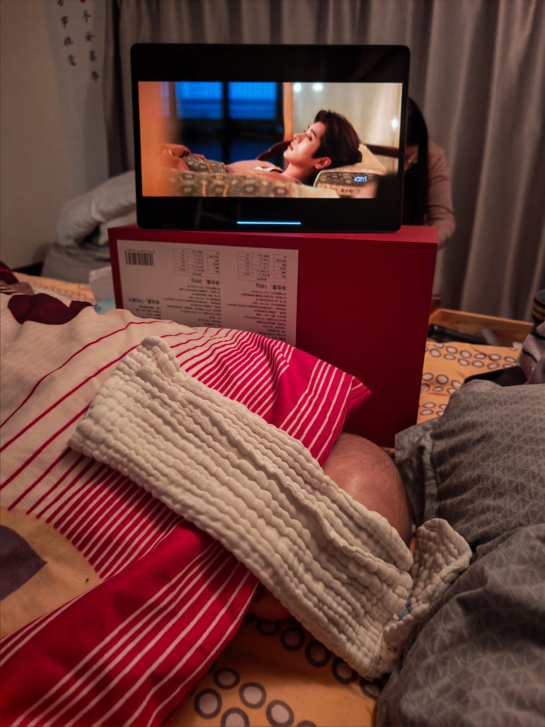 为了看个电视，把小九哄睡后然后拿口水巾给他眼睛遮住，终于在春节期间和亮嫂有时间一