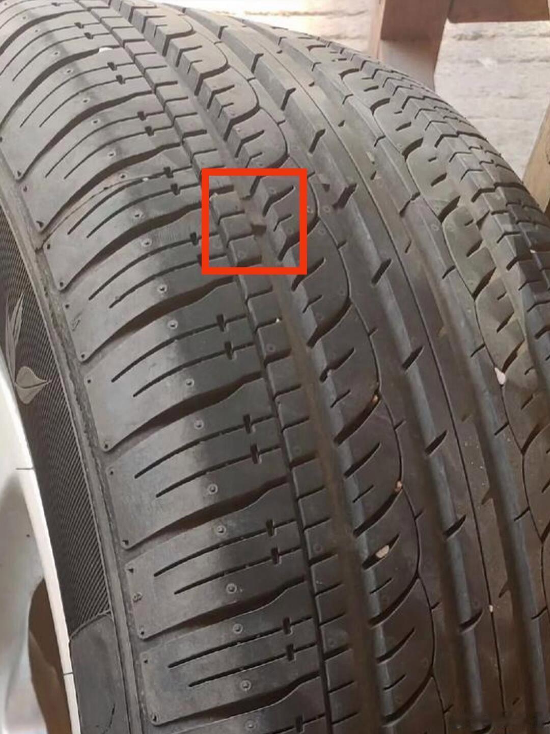 🚗💨 轮胎上的“救命小三角”你注意过吗？顺着胎侧找到 ▲ 小三角，正下方沟槽