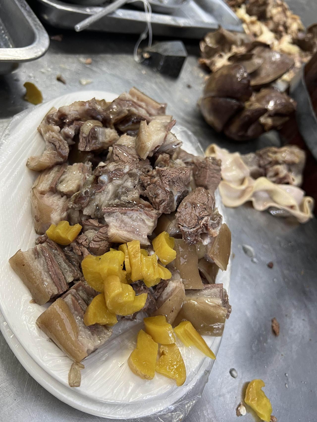 湛江白切狗100元1斤贵不贵呢？
对于爱狗肉的人来了，只要好吃，肉香，物有所值。