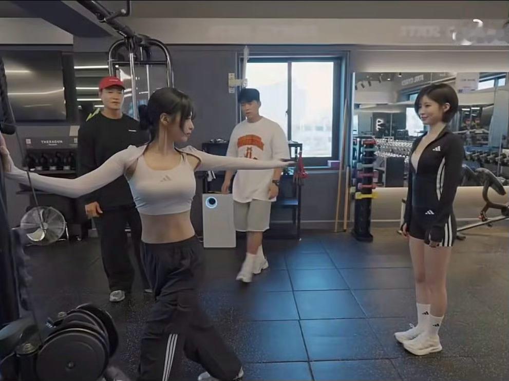 阿萨持续陪笑谄媚中 完全融不进去…而且头肩比简直就是大头娃娃来的 不管是比例还是