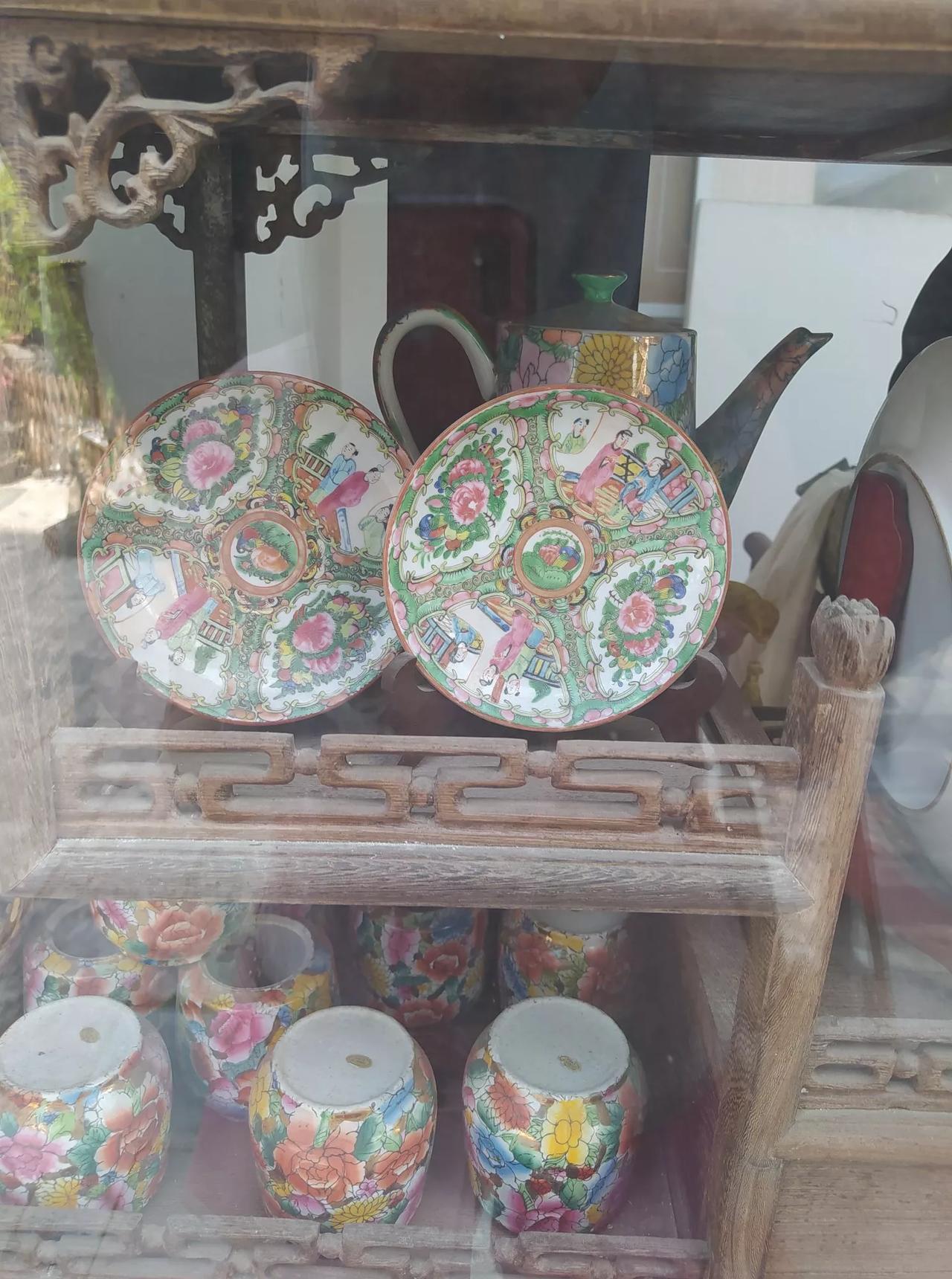 我在旅游景点拍摄的这些瓶子罐子，看着特别漂亮，画着古代的人物。
但是这些东西只能