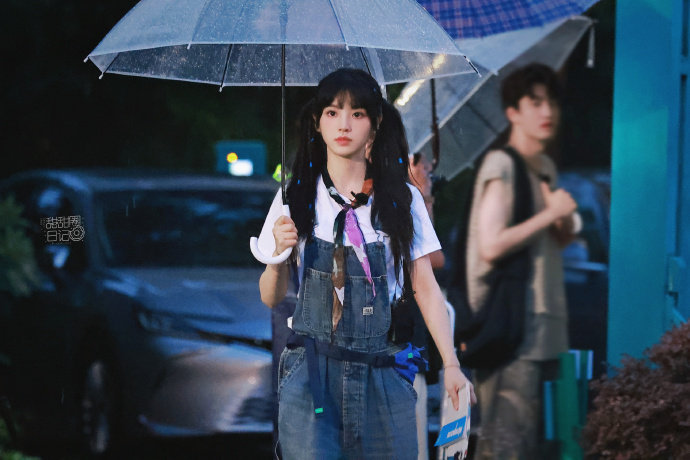 田曦薇《忙忙碌碌寻宝藏》双马尾+背带裤+彩色丝带，是古灵精怪的鬼马少女小田！ ​