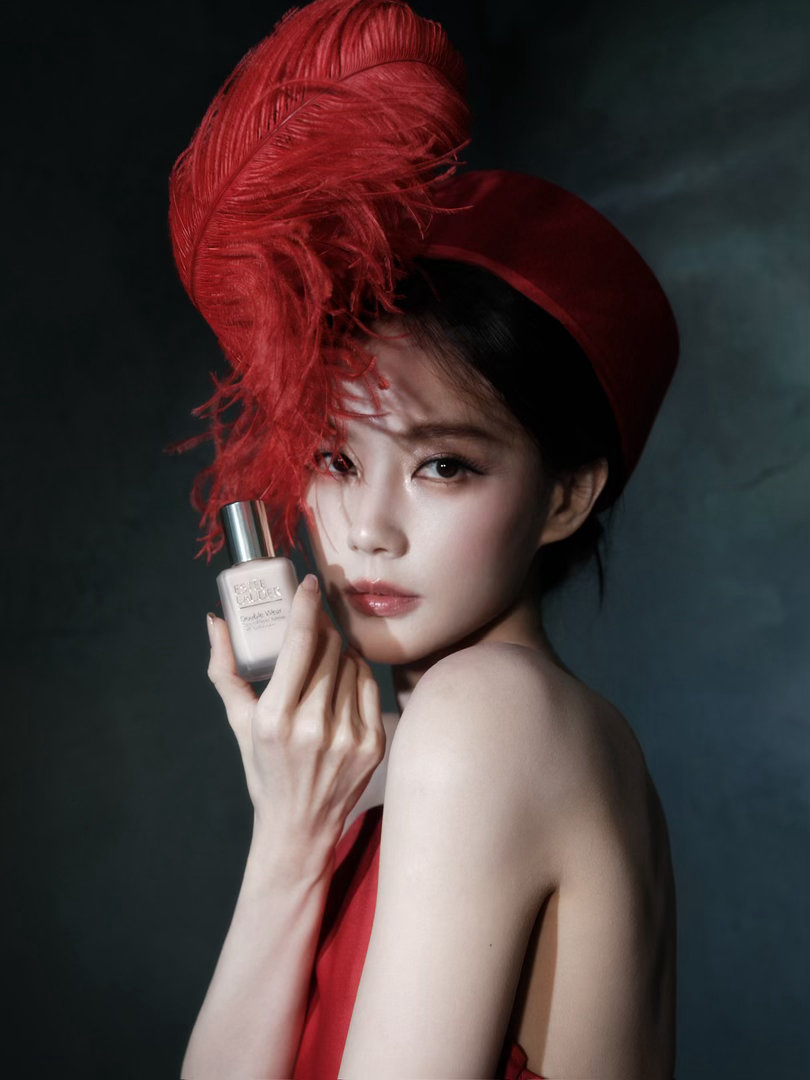 李一桐烈焰抹胸红裙李一桐羽毛红裙微博视界大会谁在微博视界大会被李一桐惊艳到，烈焰