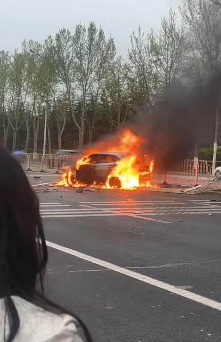 真爷们！临沂24岁小伙徒手拽门救人，晚几秒就没命了！
 
真的被临沂这位小伙狠狠