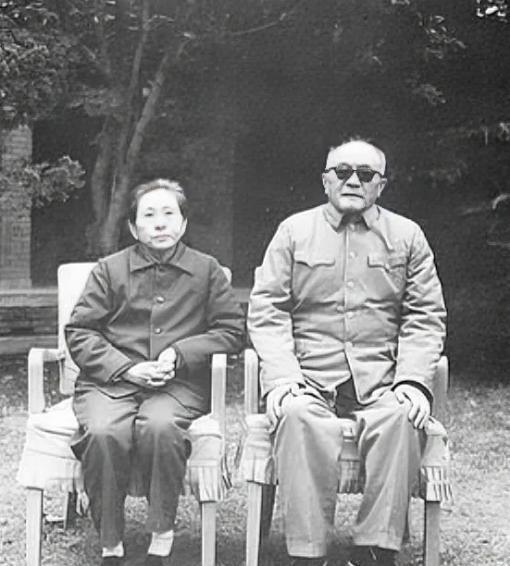 1941年，黄克诚迎娶23岁的女学生唐棣华，结婚前，黄克诚对她说：“你不能因为男