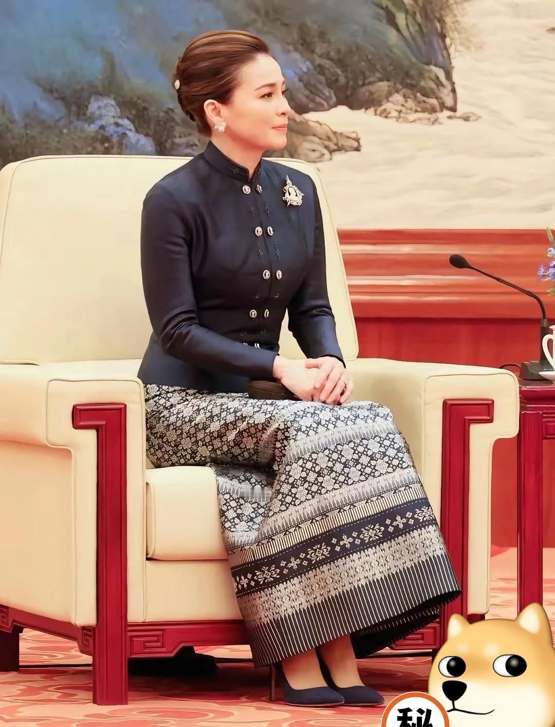 刷屏！泰王后座谈全程端庄优雅，自律仪态堪称外交范本，这样的王室风范你打几分？泰王