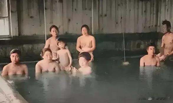 万万没想到！1900年，日本澡堂的模式竟然是男女混浴，双方赤裸相对却丝毫不觉得尴