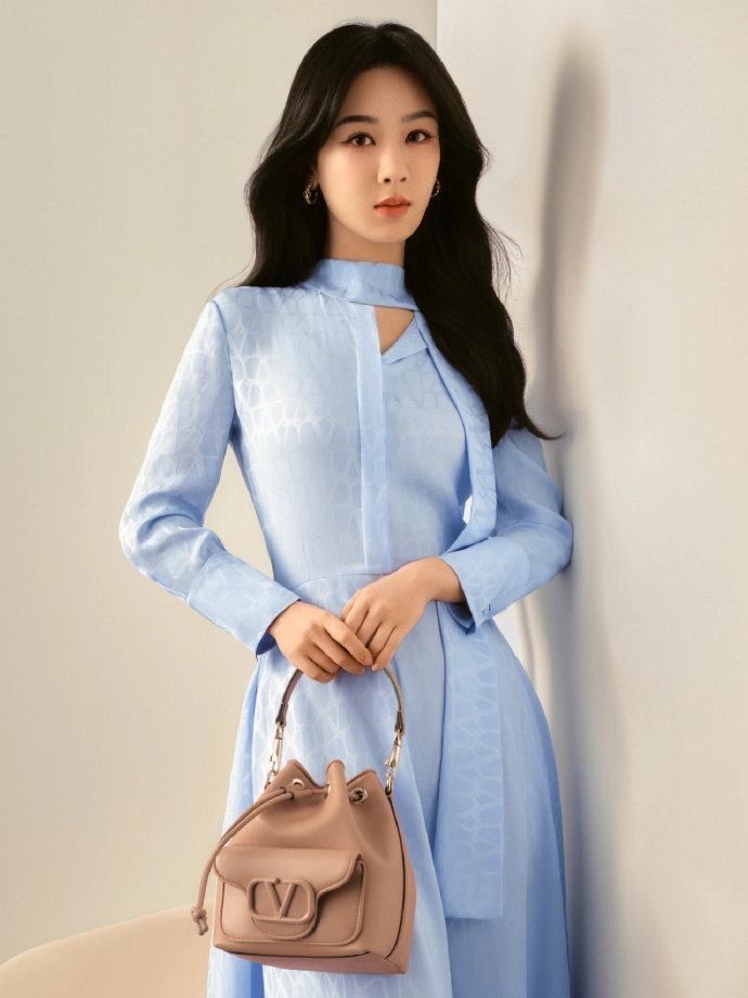 #杨紫蓝色长裙##杨紫优雅温婉妆# 好米的杨紫，蓝色长裙优雅又温柔[爱慕] ​ 