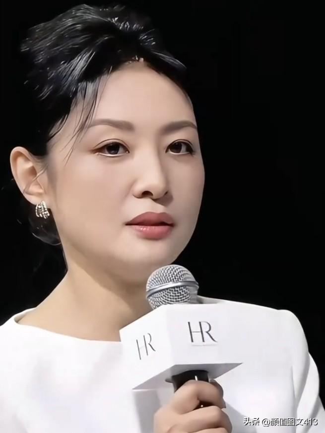周涛，知性优雅的央视名嘴，以温婉大气的主持风格征服无数观众。从春晚舞台到文化节目