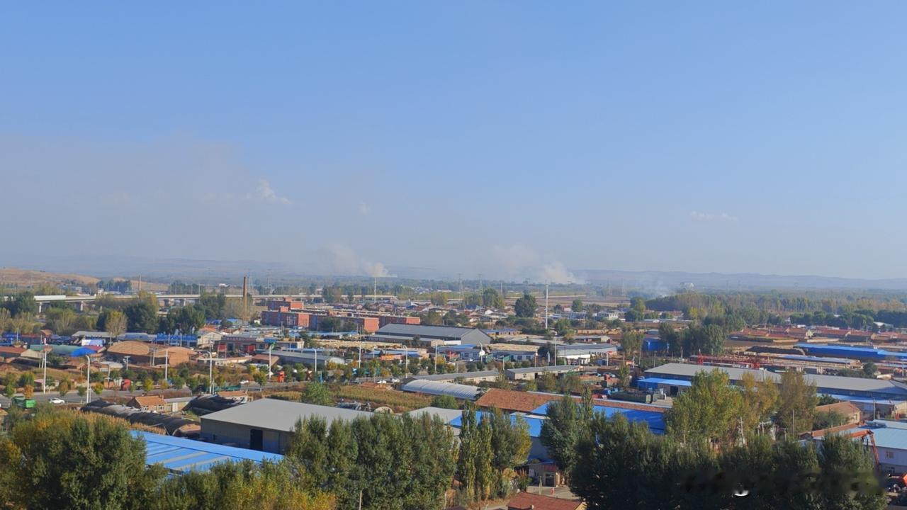 焚烧秸秆真的严重污染环境吗?看看这个图片吧，焚烧秸秆，土木灰反哺大地，增肥土壤，