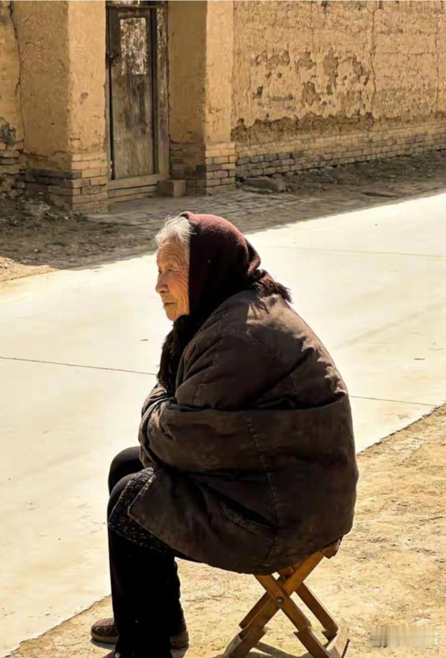 人老了最好的心态是什么? 人老了，最好的心态总结起来就几个关键词。
不生气、不计