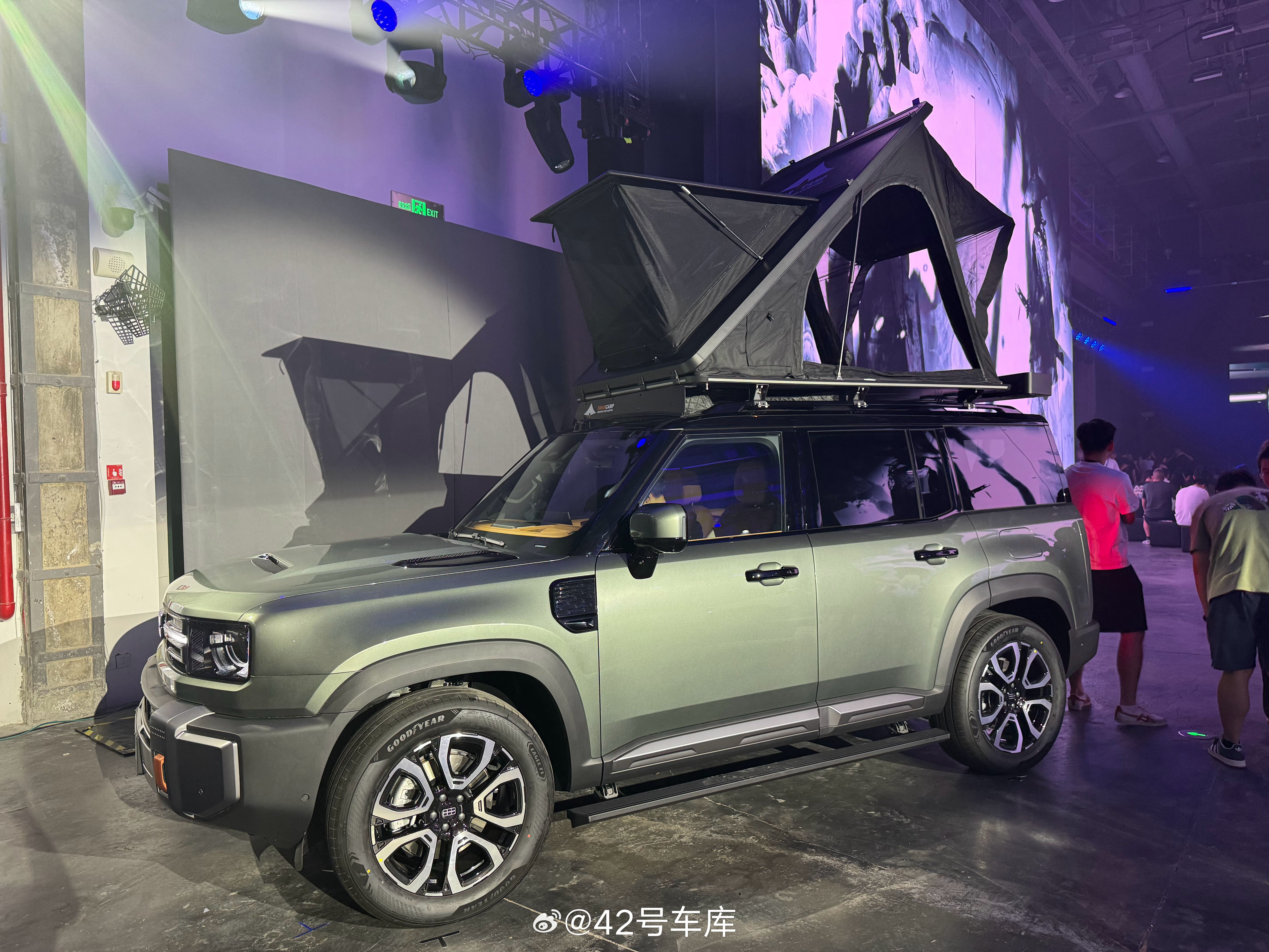 最近很流行在车顶整个帐篷啊42how新能源汽车银河战舰700全球首秀