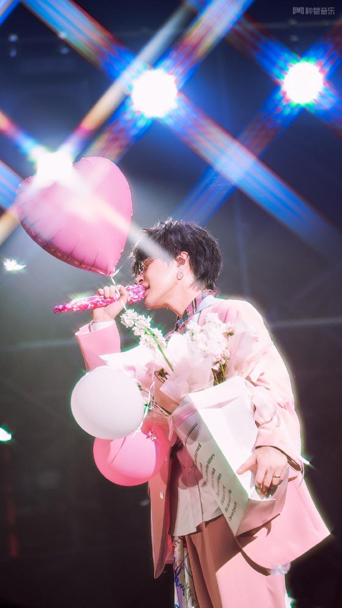 早安无锡演唱会上座率从地下舞台到体育馆满座，早安的每一步都走得超稳，太牛了